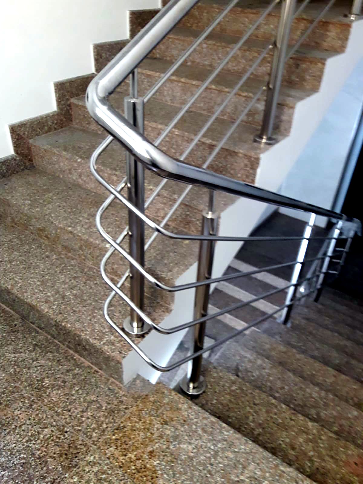 درابزين ستانلس على درج جرانيت
